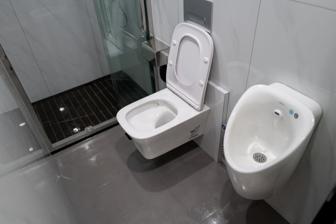 Urinal im privaten Badezimmer 